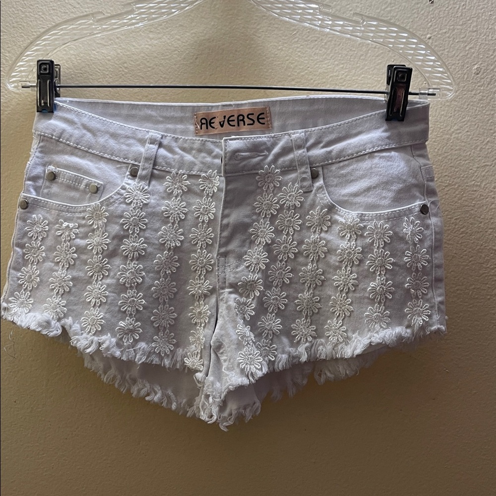 REVERSE white denim shorts with white flower appliqué size Large - Picture 2 of 9